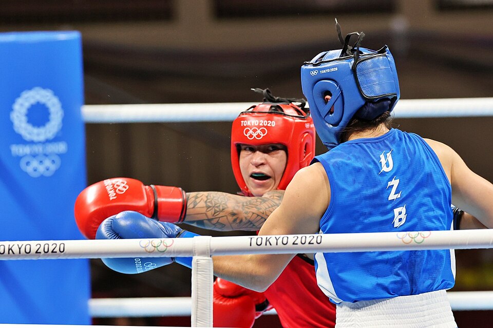 Fayl:Beatriz Ferreira vs Raykhona Kodirova.jpg