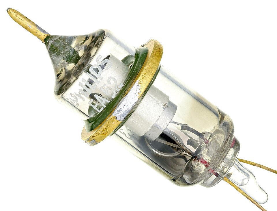 Fayl:EA52 vacuum tube diode 06.jpg
