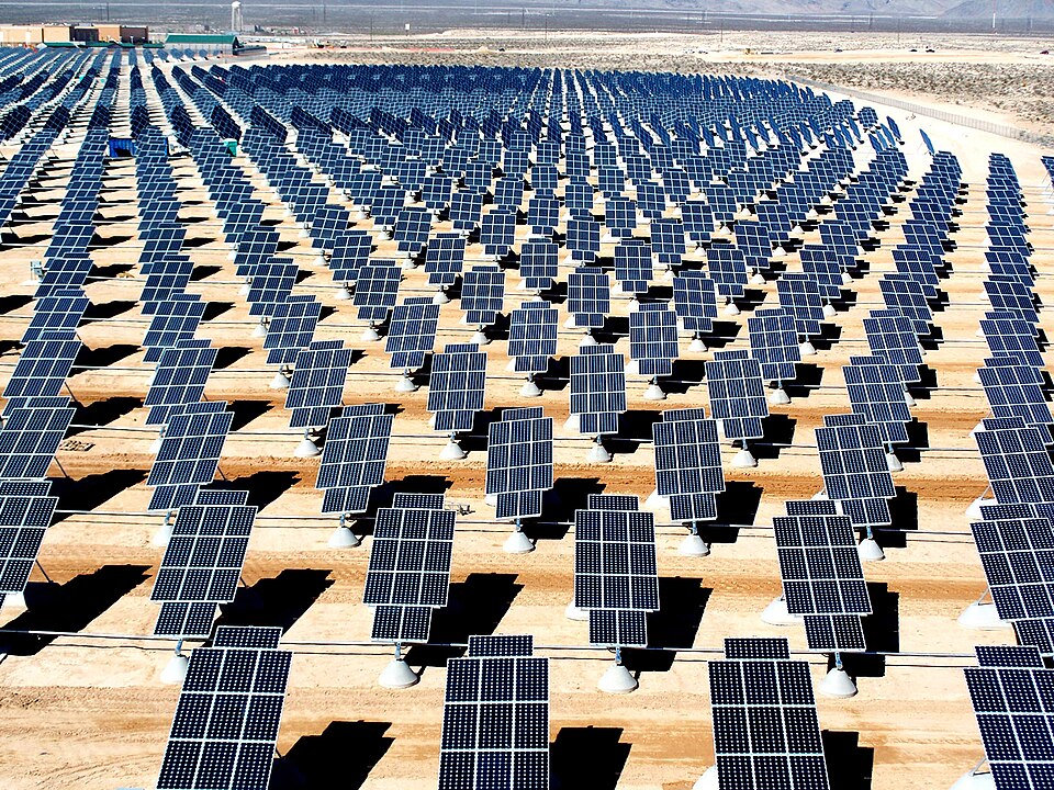 Fayl:Giant photovoltaic array.jpg