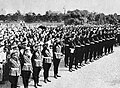Nijubashi Edo qal’asida Gitlerjugend Xiroxito imperator Shovani ramziy tabriklash marosimini oʻtkazmoqda.