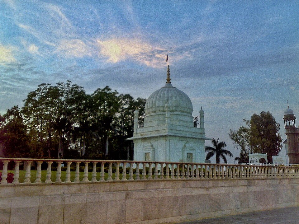 Fayl:Mazar e Fakhri Taherabad.jpg