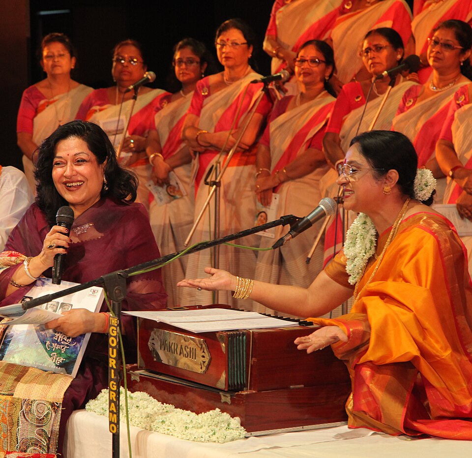 Fayl:Moushumi Chatterjee and Nupurchhanda.jpg