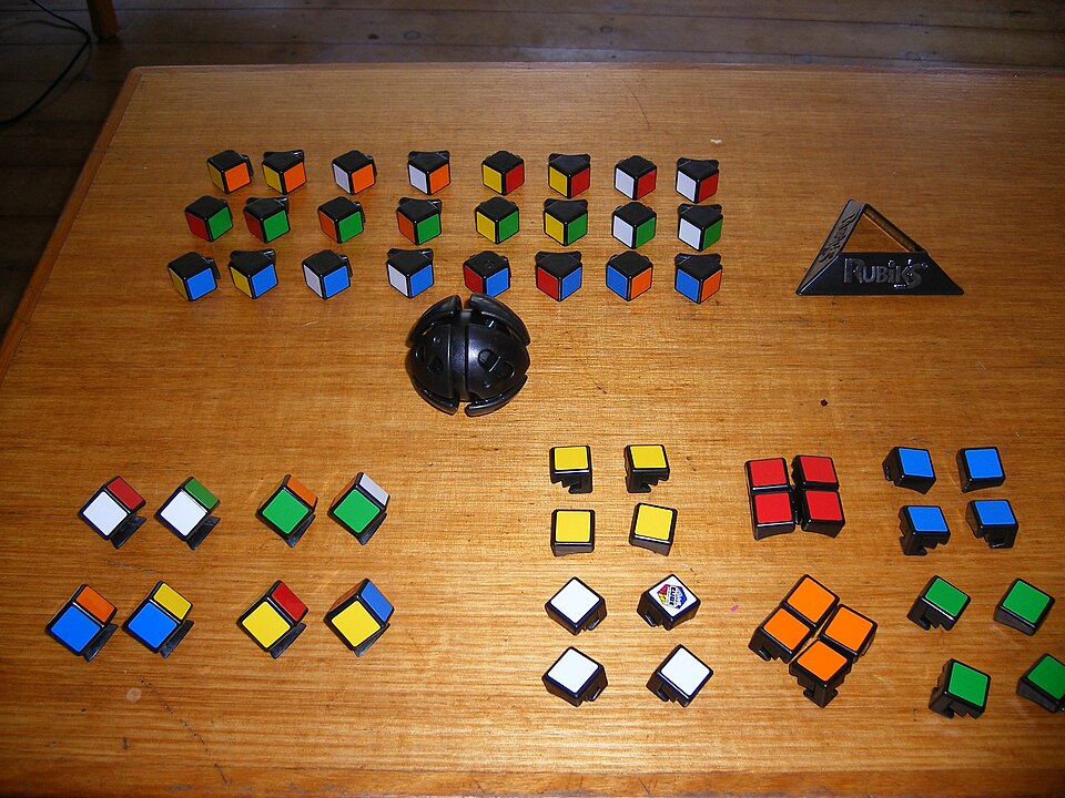 Fayl:Unassembled Rubik's Revenge.JPG