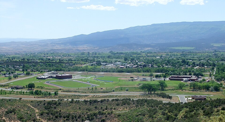 Fayl:Cedaredge from cedar mesa.jpg