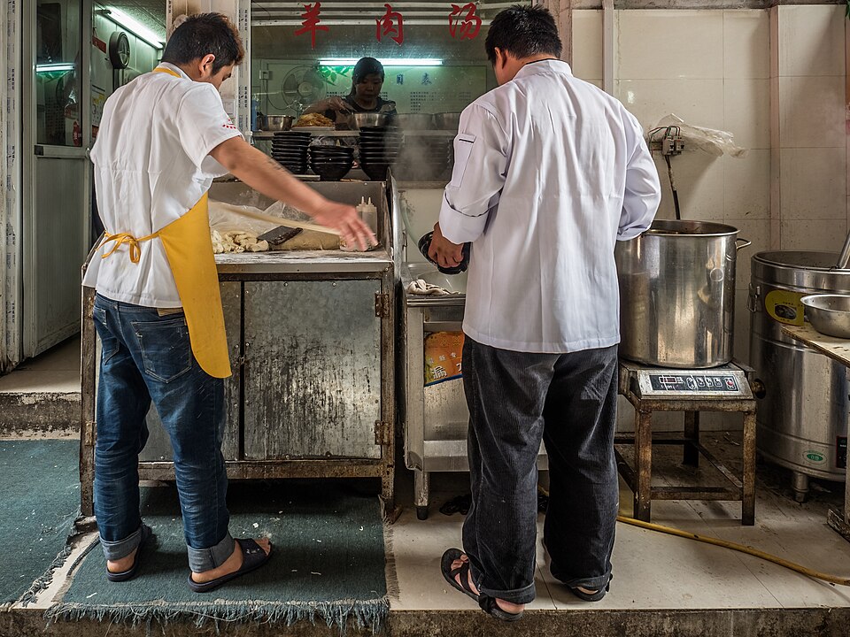 Fayl:Making of chinese noodles 5166105.jpg