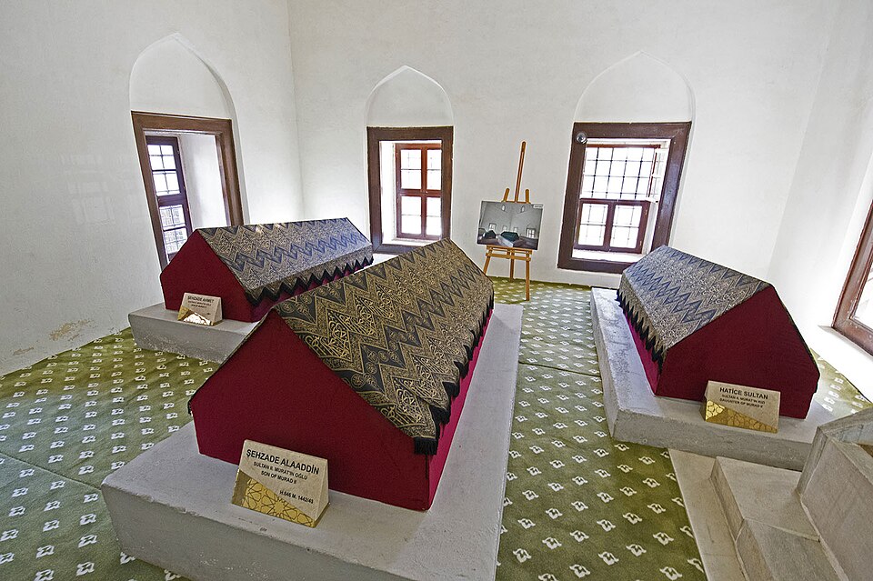 Fayl:Murat II tomb 7947.jpg