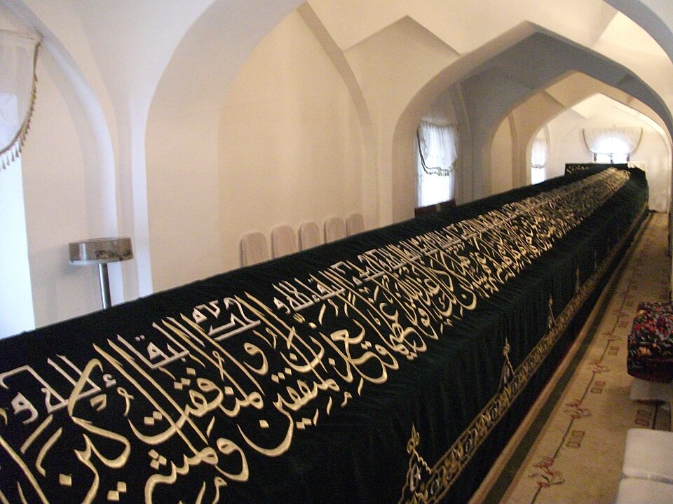 Fayl:The grave of prophet Daniyar.JPG