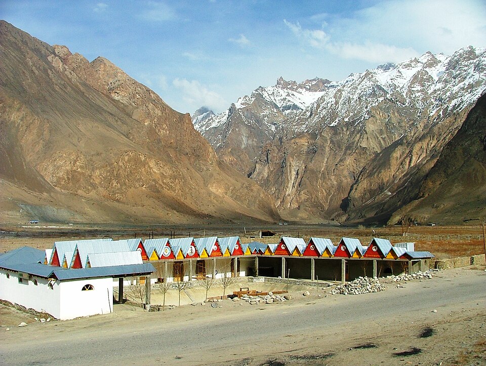 Fayl:Vanj gas station.jpg