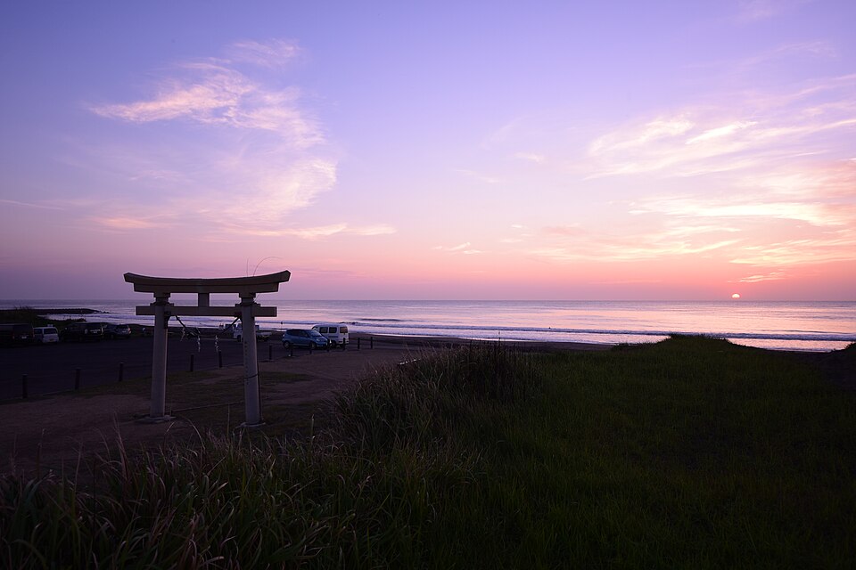 Fayl:釣ヶ崎海岸から望む東浪見の鳥居.jpg