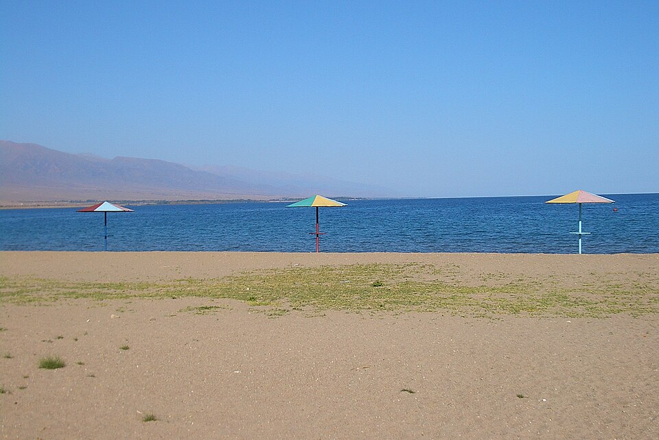 Fayl:E8316-Koshkol-beach-umbrellas.jpg