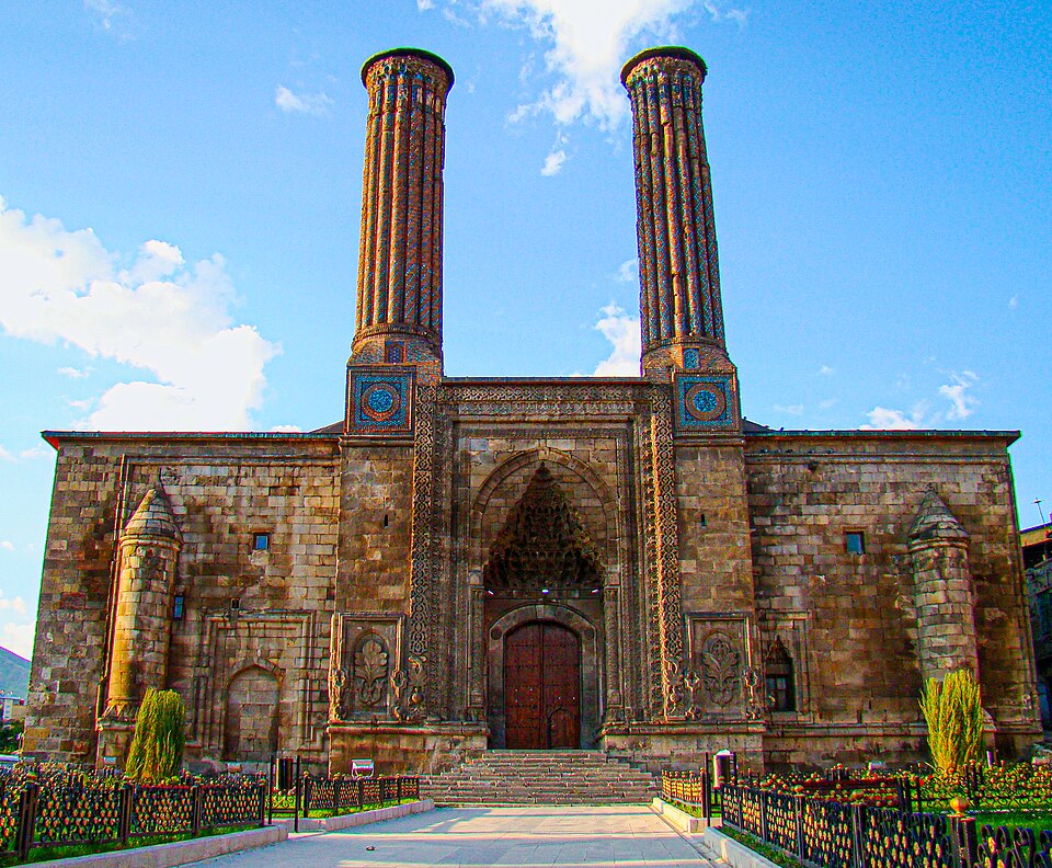 Fayl:Erzurum Cifte Minareli Sunrise.JPG