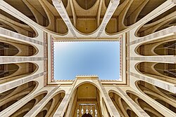 Asosiy darvoza orqali kirish, masjidning ochiq maydoni