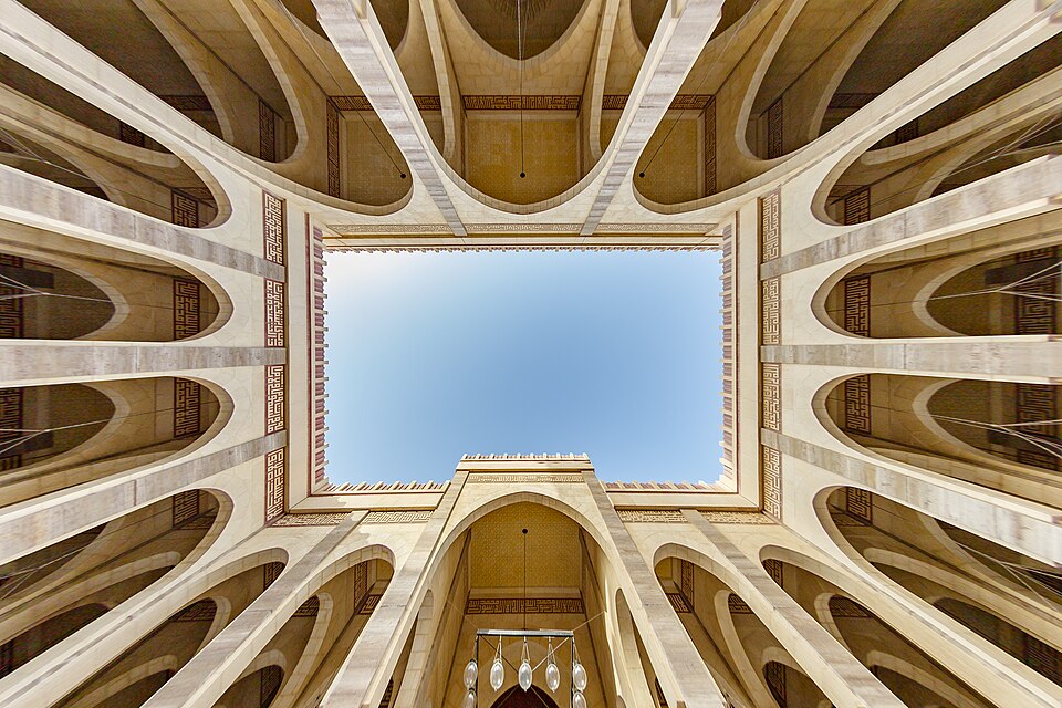 Fayl:Main Al-Fateh Mosque Entrance, Bahrain.jpg