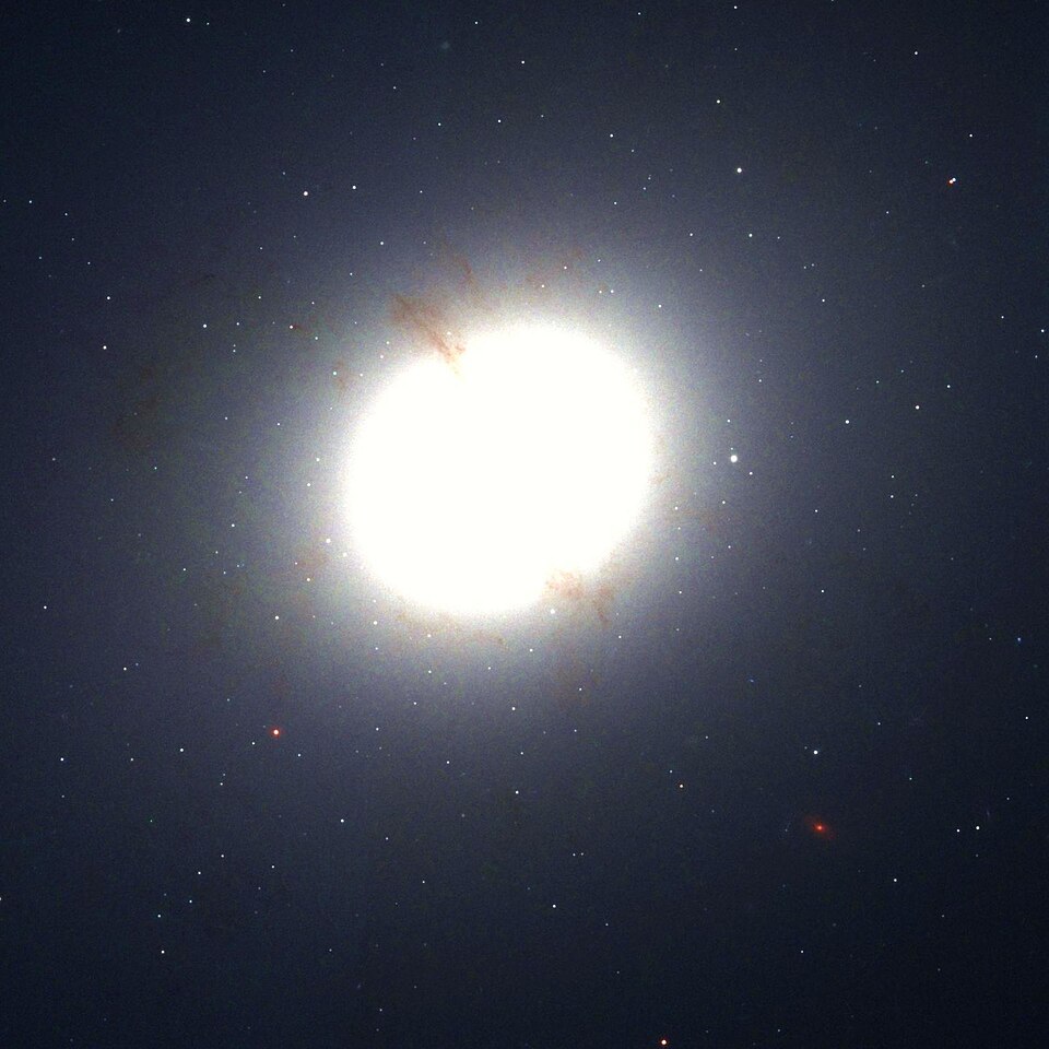 Fayl:NGC 4589 Hubble WikiSky.jpg