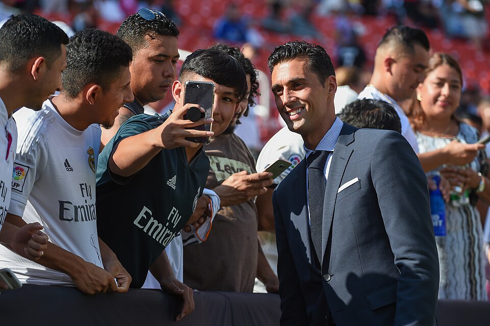Fayl:Álvaro Arbeloa with fans (50121545757).jpg