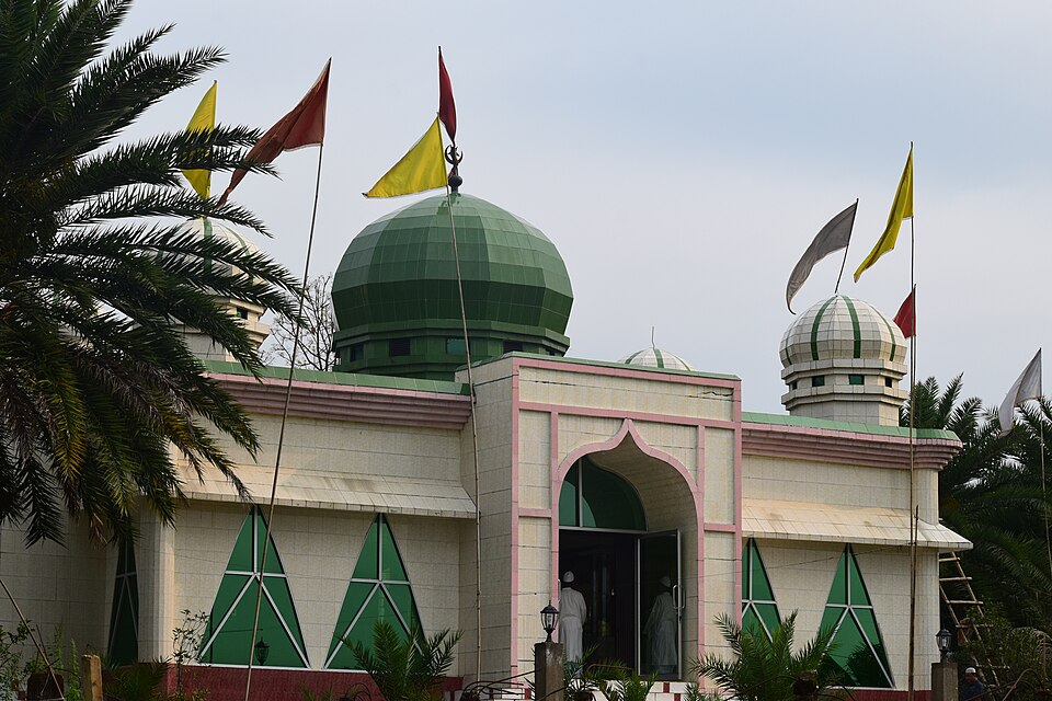 Fayl:শাহপরান দরগাহ এর সামনের মসজিদ.jpg