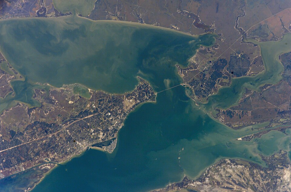 Fayl:Aransas Bay from space.jpg