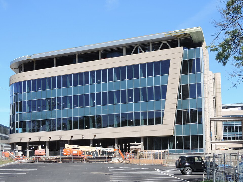 Fayl:New Eastview office bldg jeh.jpg
