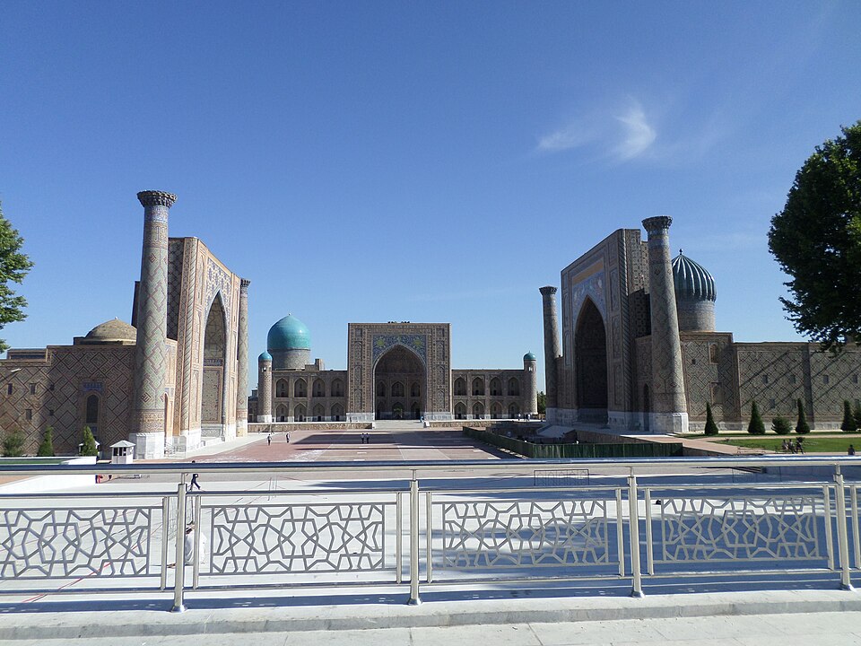 Fayl:Registan square2014.JPG