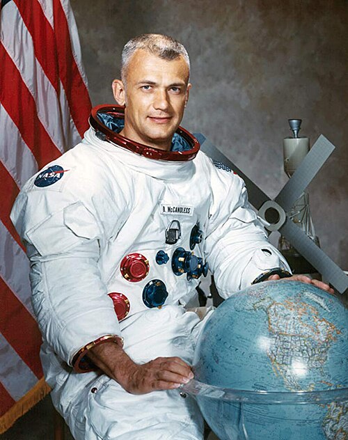 Fayl:Bruce McCandless II portrait.jpg