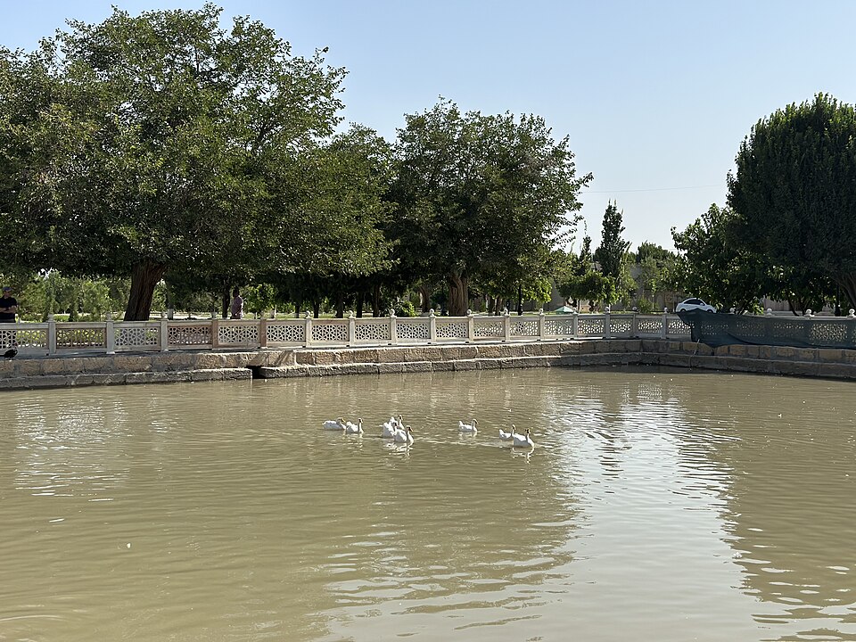 Fayl:Bukhara ponds. Bahouddin Nashband.jpg