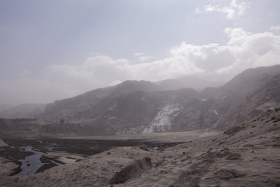 Fayl:Eyjafjallajokull Gigjokull in ash.jpg