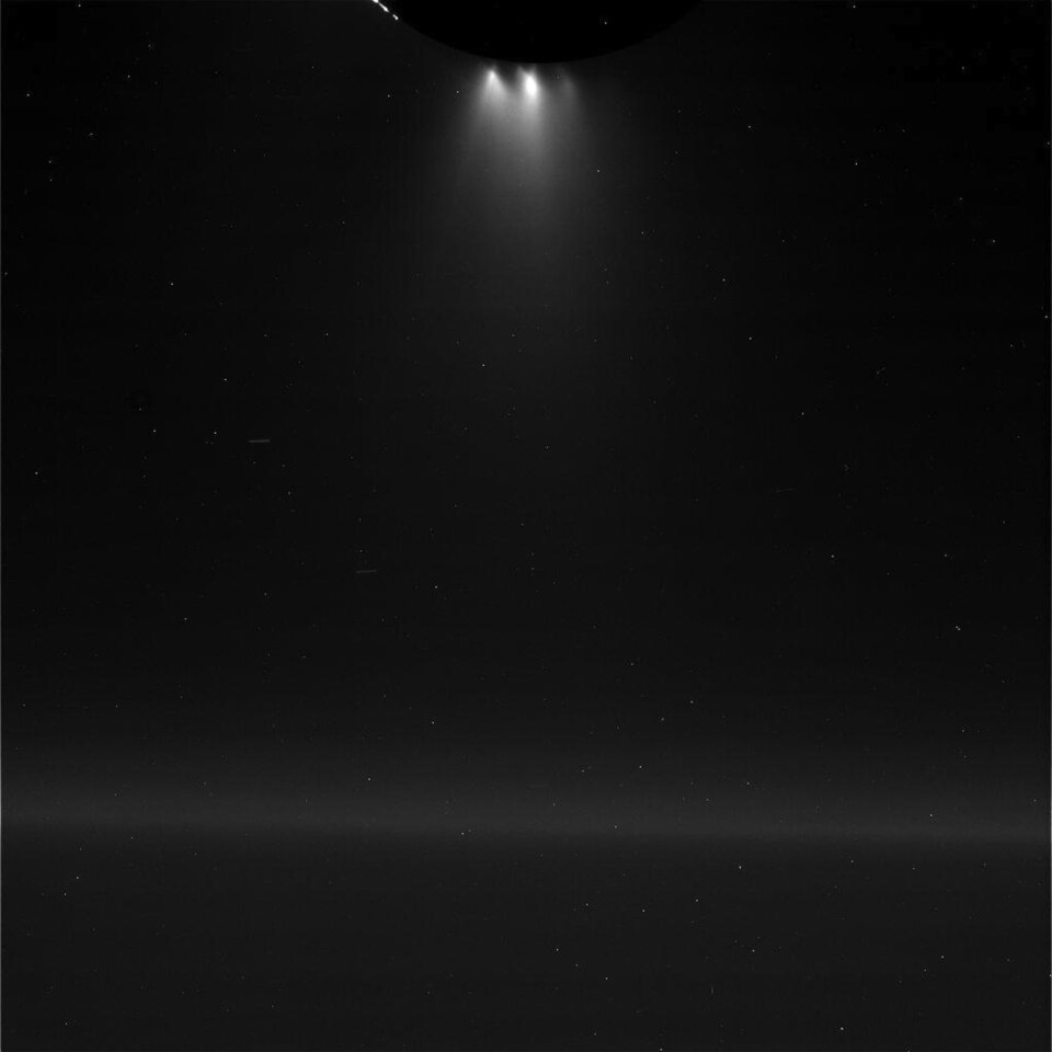 Fayl:PIA17202-SaturnMoon-Enceladus-FlybyPlumes-20151028.jpg