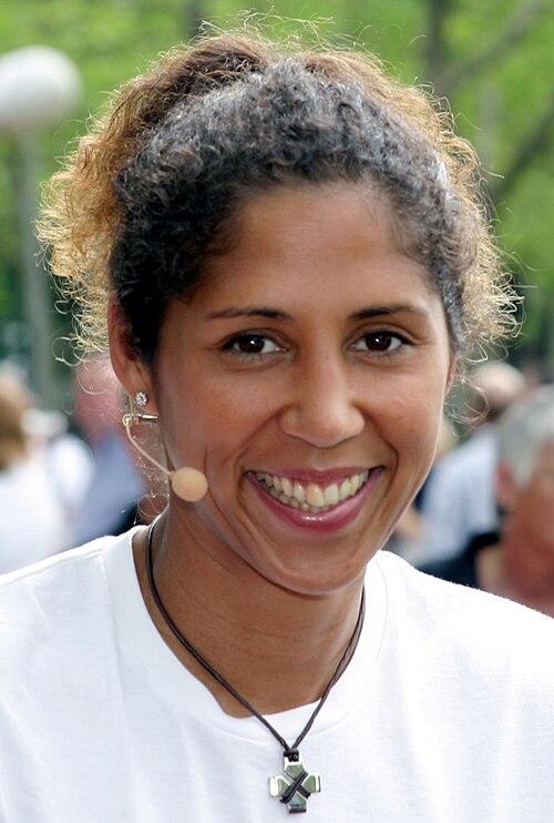 Fayl:Steffi Jones.jpg