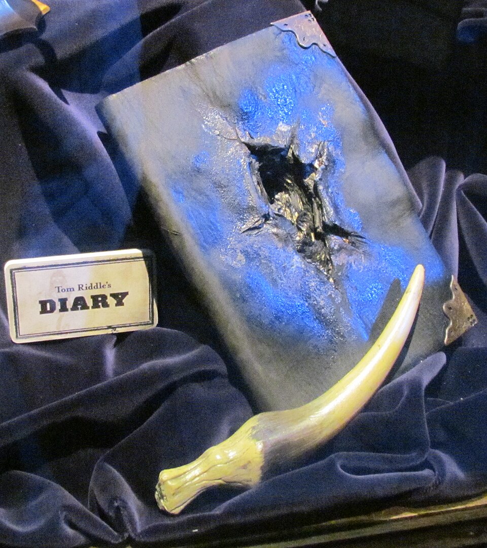Fayl:Tom Riddle's Diary.jpg
