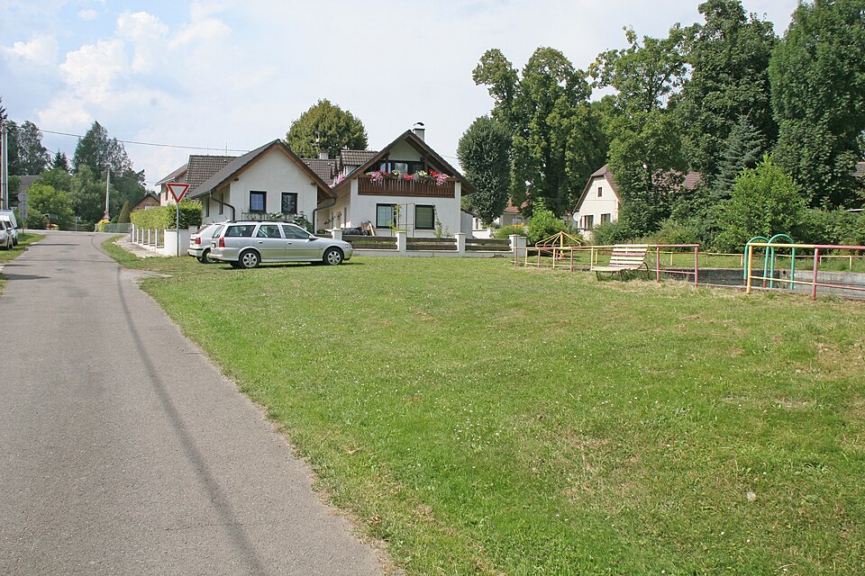 Fayl:Trotina čp. 39.JPG