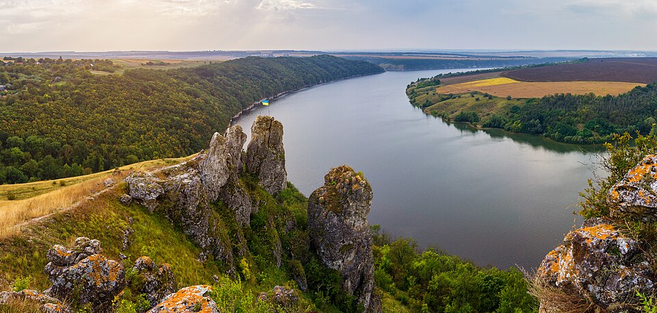 Fayl:Пагорби над Дністром. Панорама.jpg