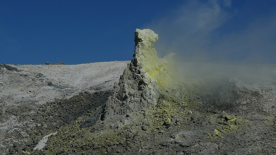 Fayl:Fumarole in Tateyama 20090921 094914.jpg