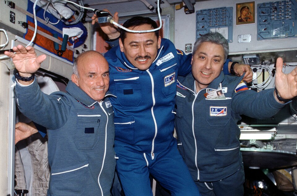 Fayl:ISS-02 Soyuz TM-32 Taxi crewmembers.jpg
