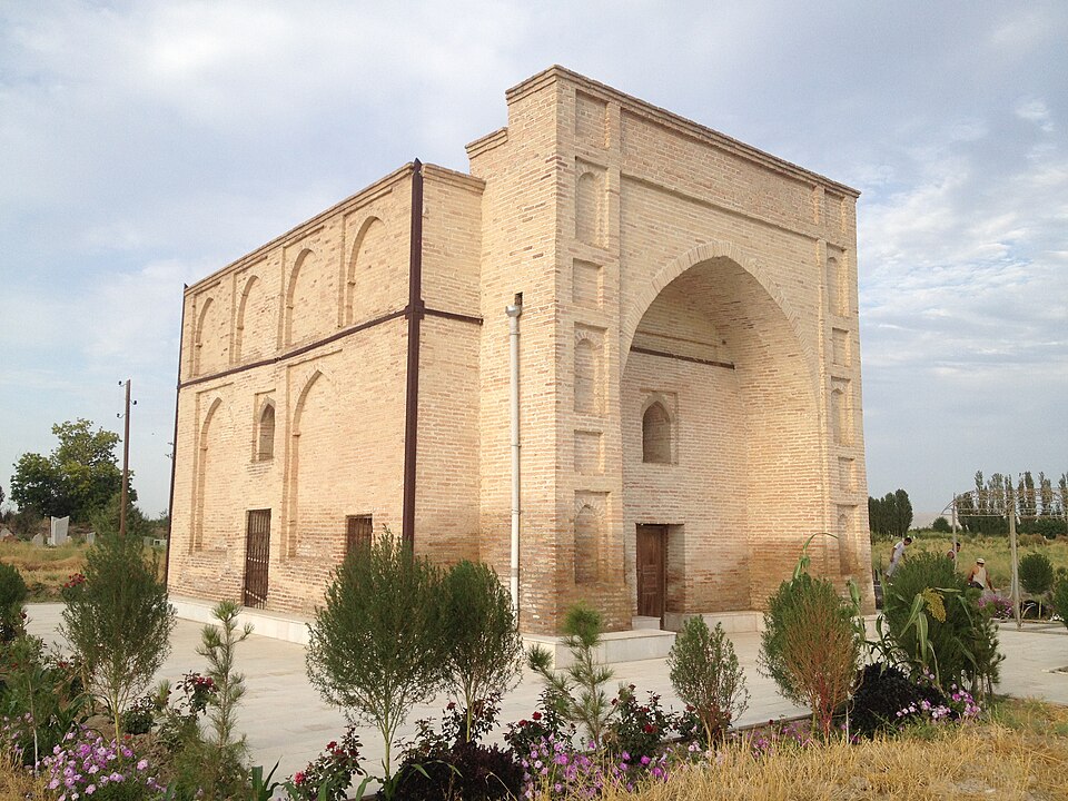 Fayl:Kyzyl mazar mausoleum near Bekabad.jpg