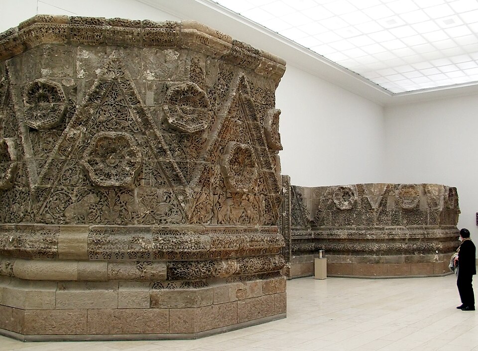 Fayl:Mschatta-Fassade (Pergamonmuseum).jpg