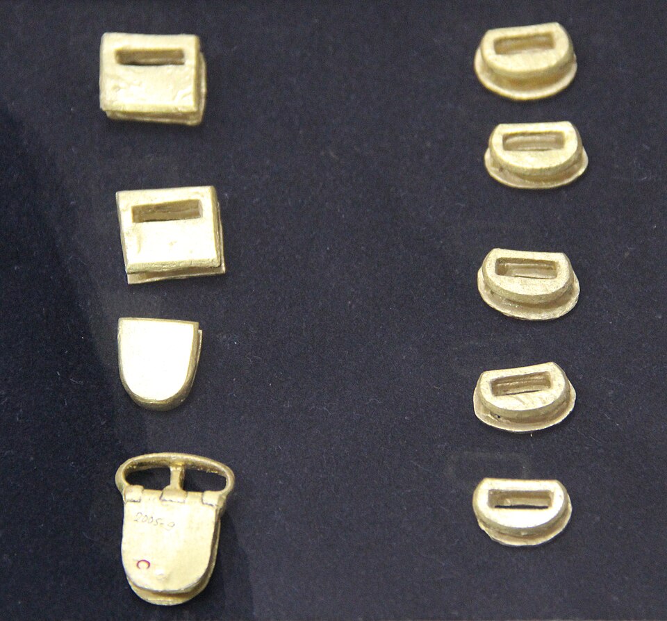 Fayl:Turkic Gold Belt Ornaments (35671983336).jpg