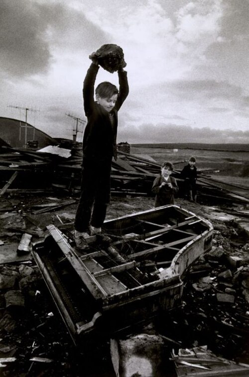 Fayl:Boy destroying piano.jpg