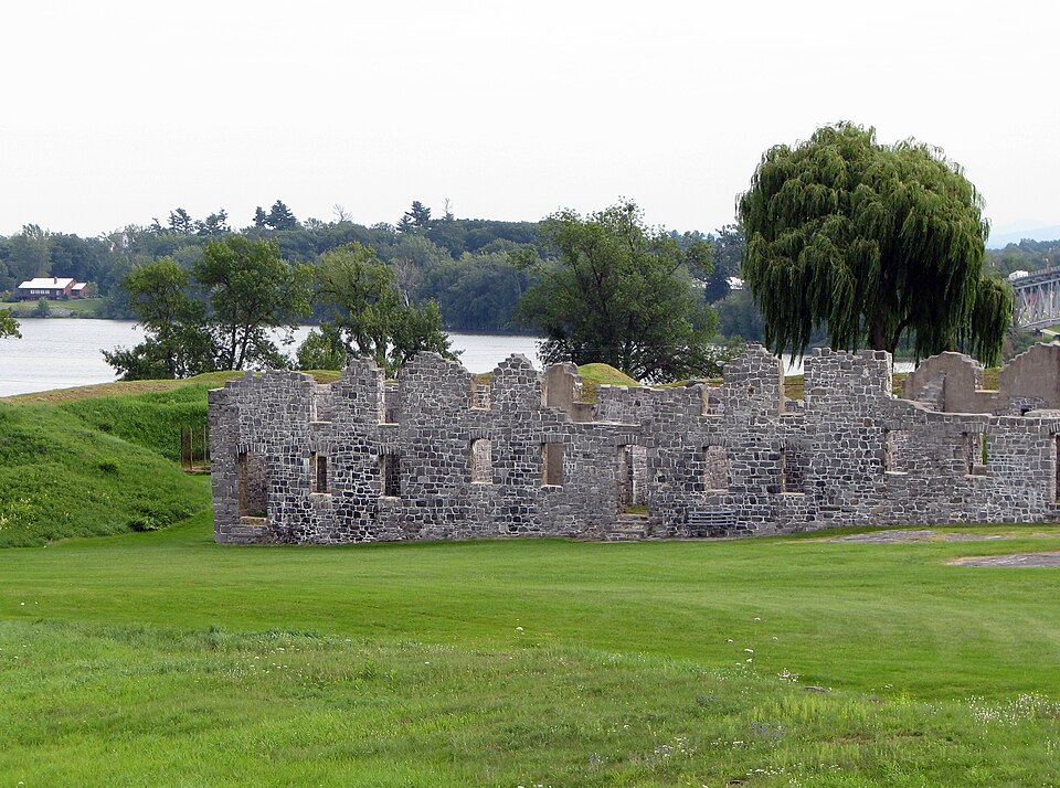 Fayl:Crown Point barracks.jpg