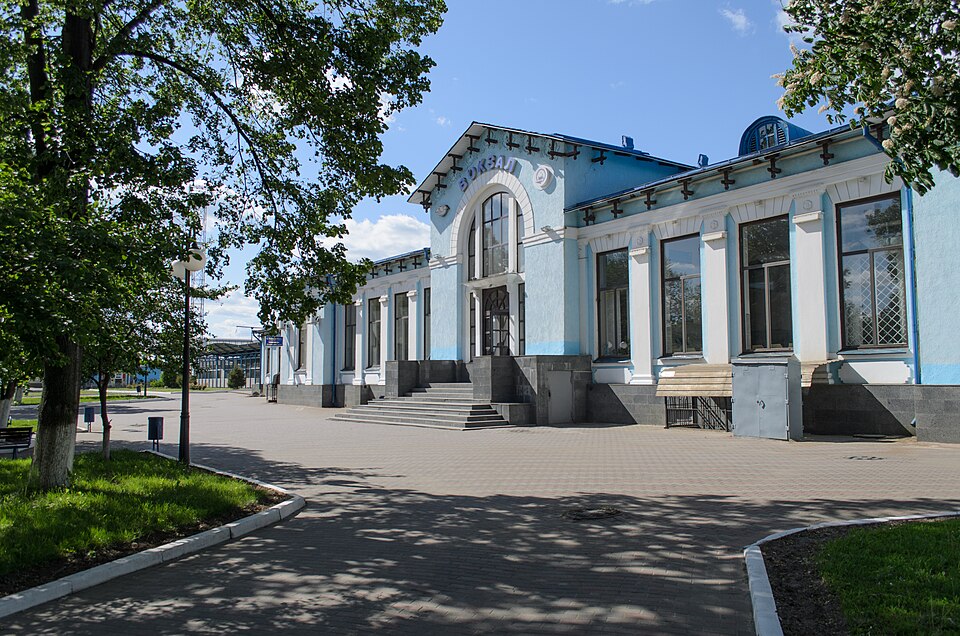 Fayl:Lyubotyn Train Station (01).jpg