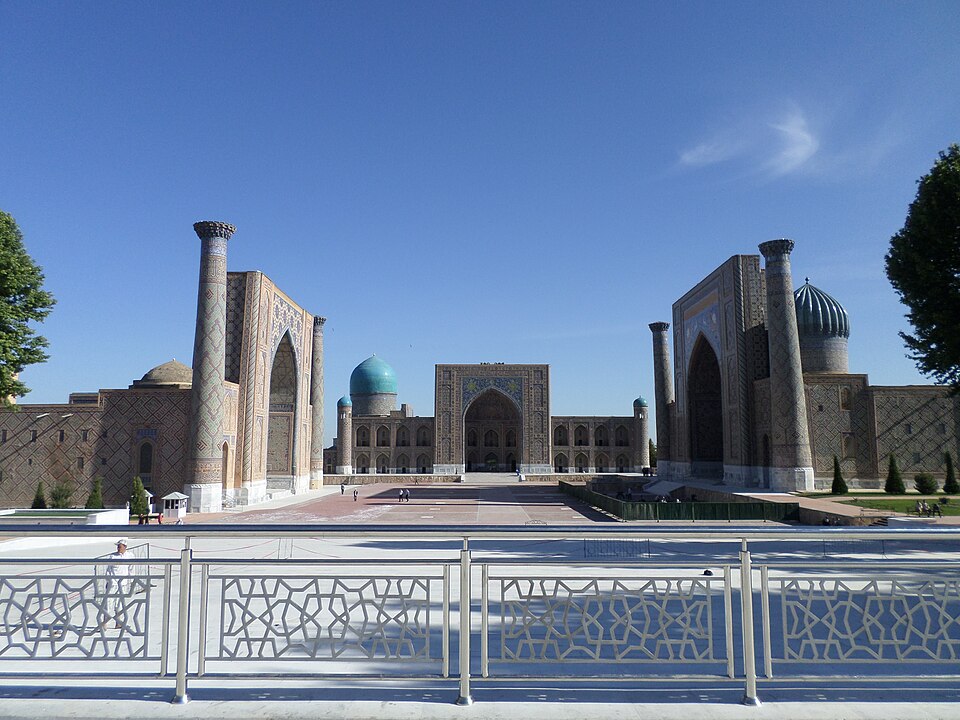 Fayl:Registan square 2014.JPG