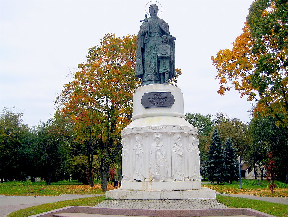 Fayl:3843. Псков. Памятник княгине Ольге.jpg