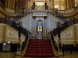 Qirol Ioann VI byusti oʻrnatilgan asosiy zinapoya