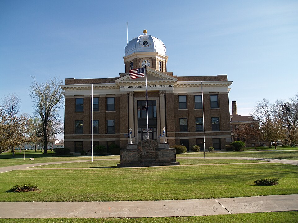 Fayl:Divide County Courthouse.jpg