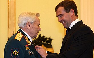 Dmitriy Medvedev Mixail Kalashnikovni 90 yoshga to‘lishi bilan tabrikladi va Rossiya Qahramoni “Oltin yulduz” medalini topshirdi