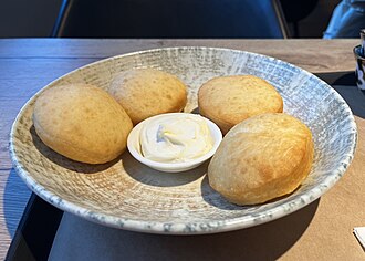 Qaymoq bilan tortilgan qozoq boʻgʻirsogʻi