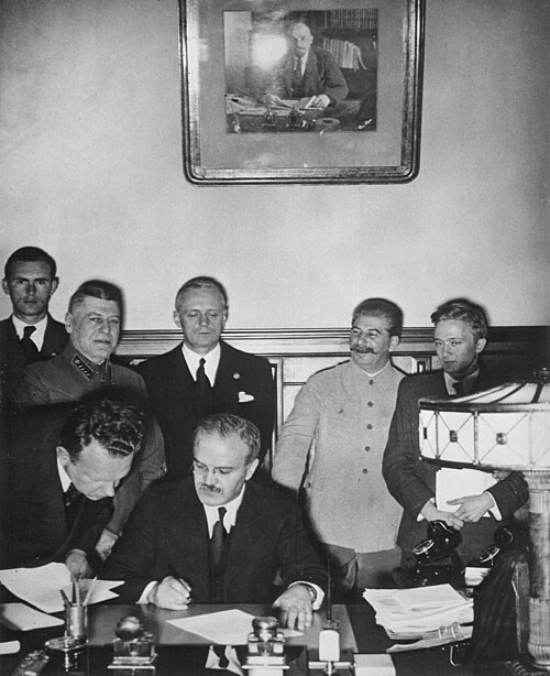 Fayl:MolotovRibbentropStalin.jpg