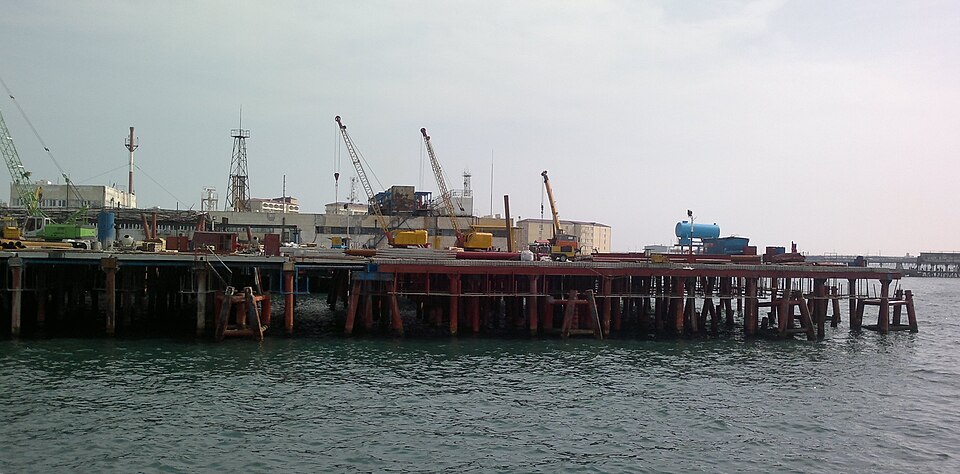 Fayl:Oil Rocks docks.jpg