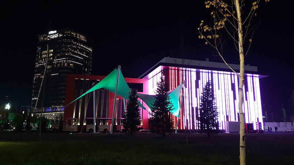 Fayl:Tashkent City Park at night.jpg