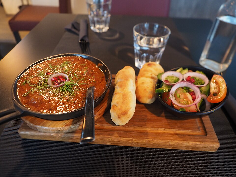 Fayl:Chashushuli at restaurant Rioni.jpg