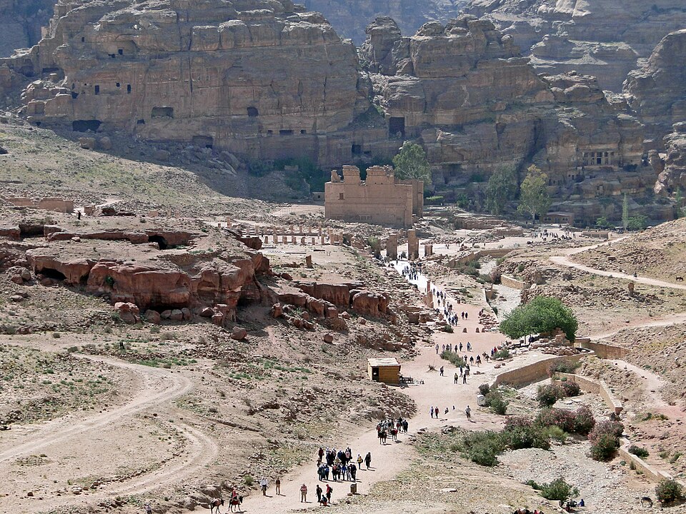Fayl:Lower city, Petra.jpg